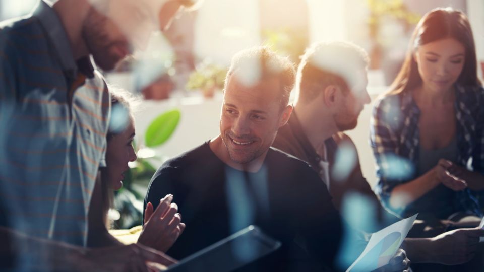 Geschäftsleute, die über ein Tablet im Internet vernetzt sind. Konzept eines Start-up-Unternehmens. Doppelbelichtung.