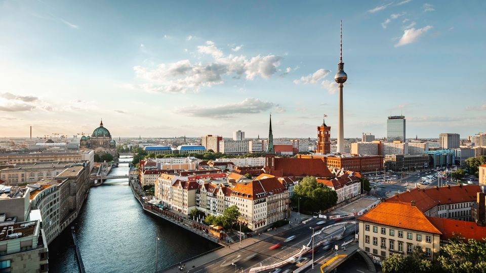 Panorama der Berliner Skyline mit Fernsehturm und Spree bei Sonnenuntergang, Berlin, Deutschland Panorama der Berliner Skyline mit Fernsehturm und Spree bei Sonnenuntergang, Berlin, Deutschland