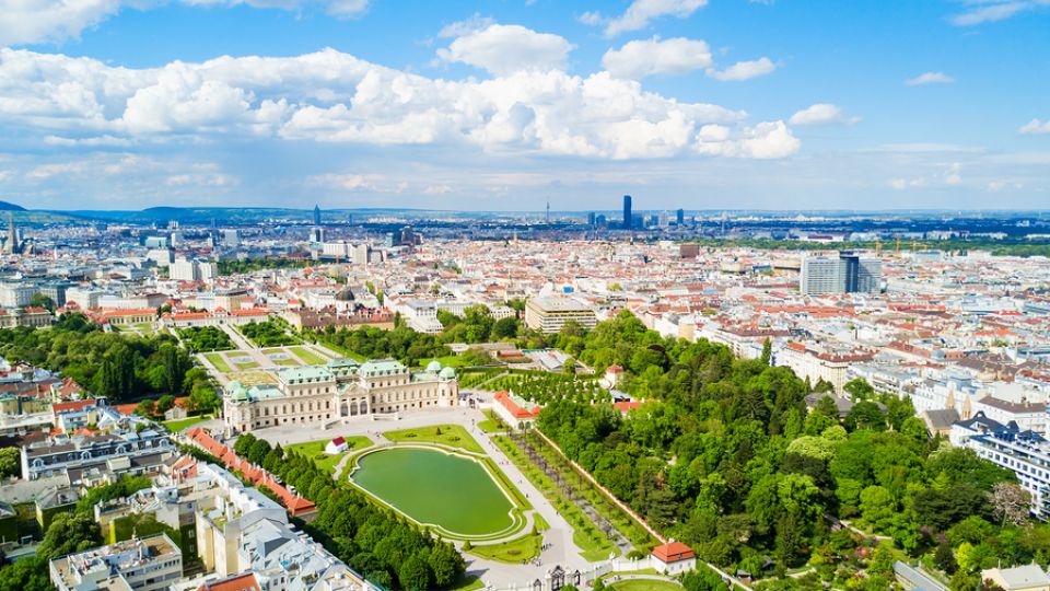 Ansicht der Stadtt Wien, Panorama mit blauem Himmel